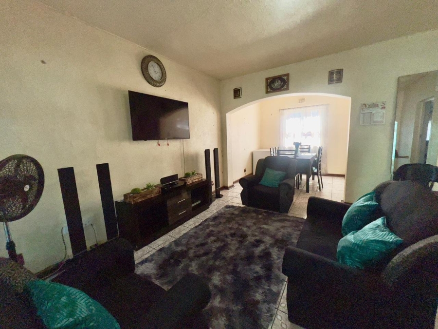 4 Bedroom Property for Sale in Grassy Park Western Cape